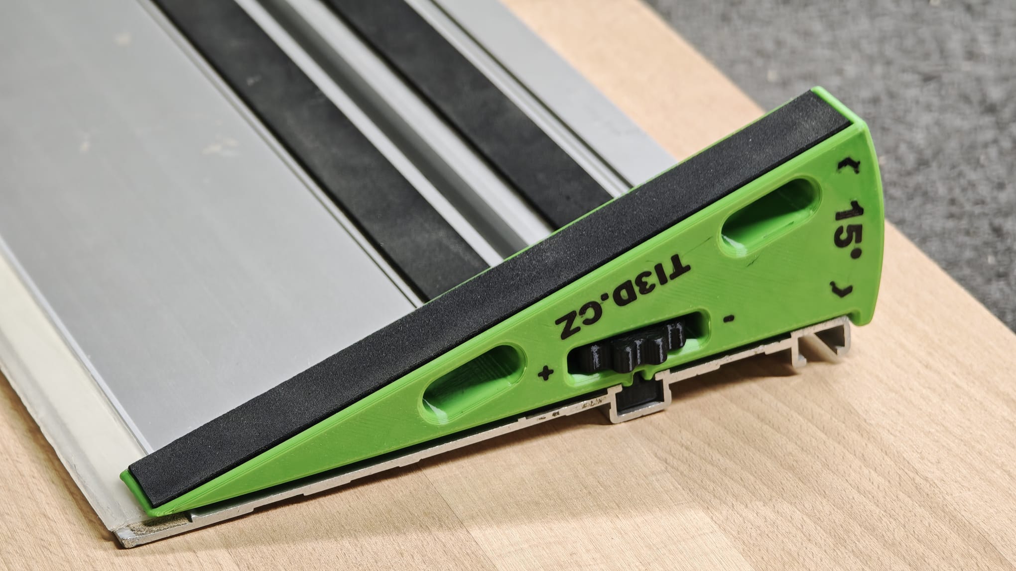 Detail klínu na vodicí liště